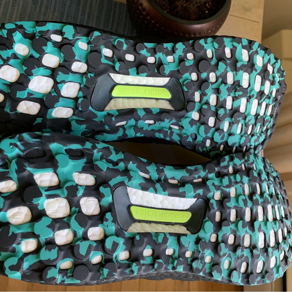 Brand new in box, rare, (sold out)ADIDAS Ultra Boost running shoes ๐คMen size 10 - Picture 9 of 9